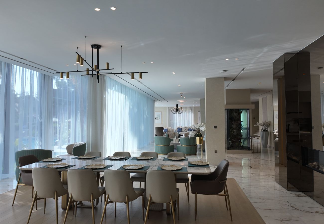 Villa in Dubai - World Class 6 BDR Villa In Signature Palm