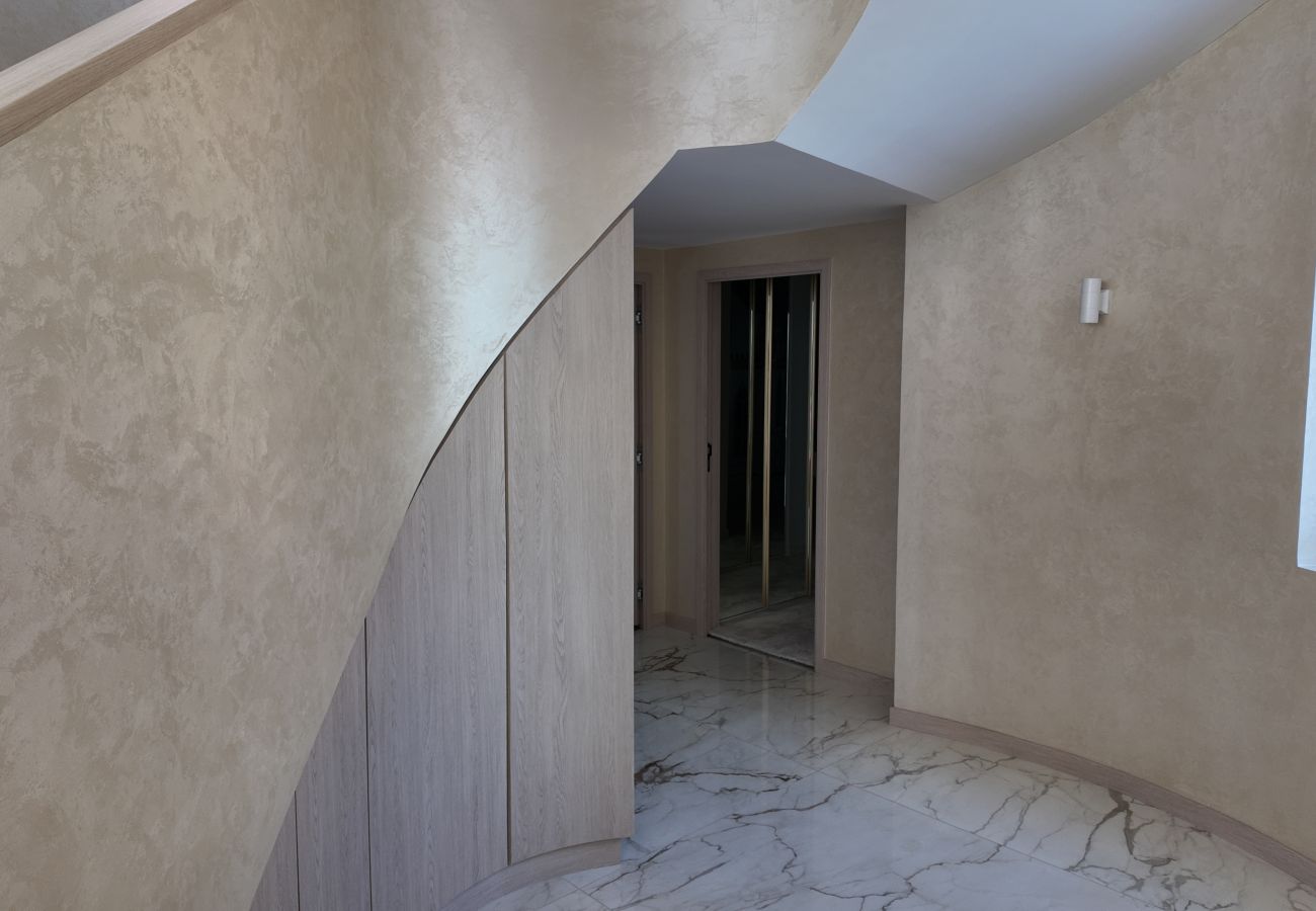 Villa in Dubai - World Class 6 BDR Villa In Signature Palm