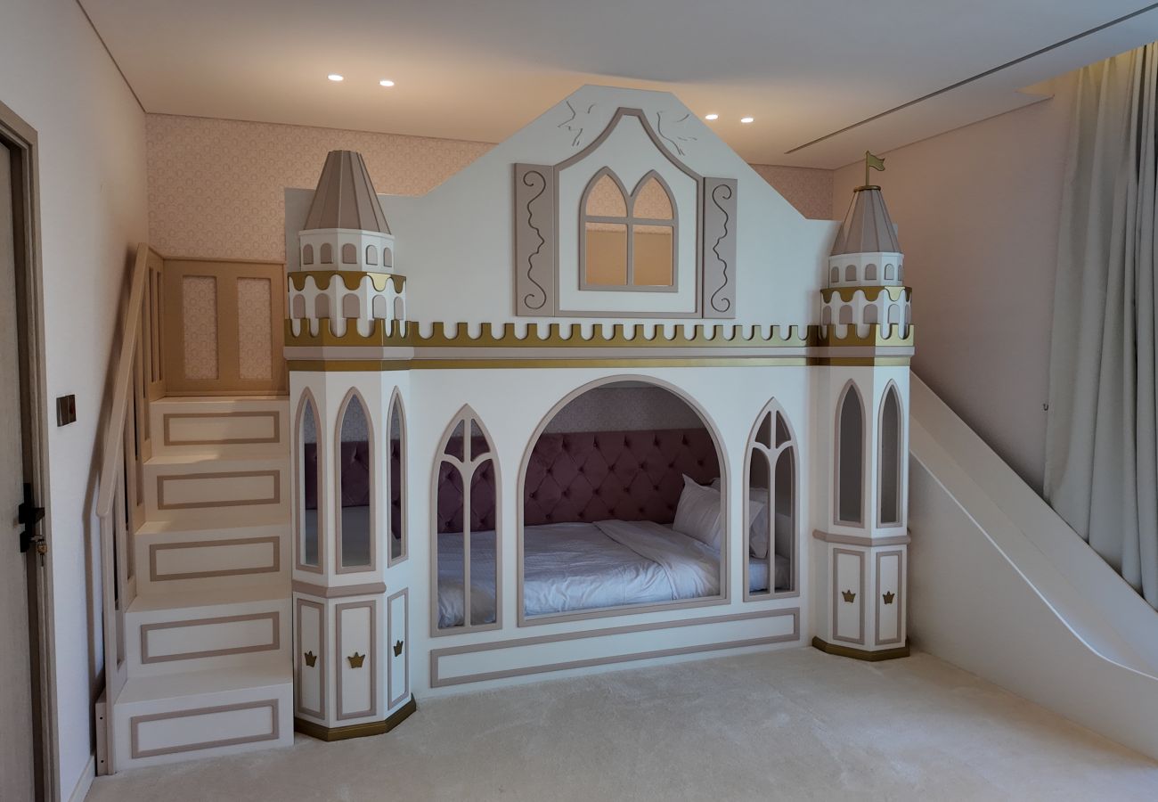 Villa in Dubai - World Class 6 BDR Villa In Signature Palm