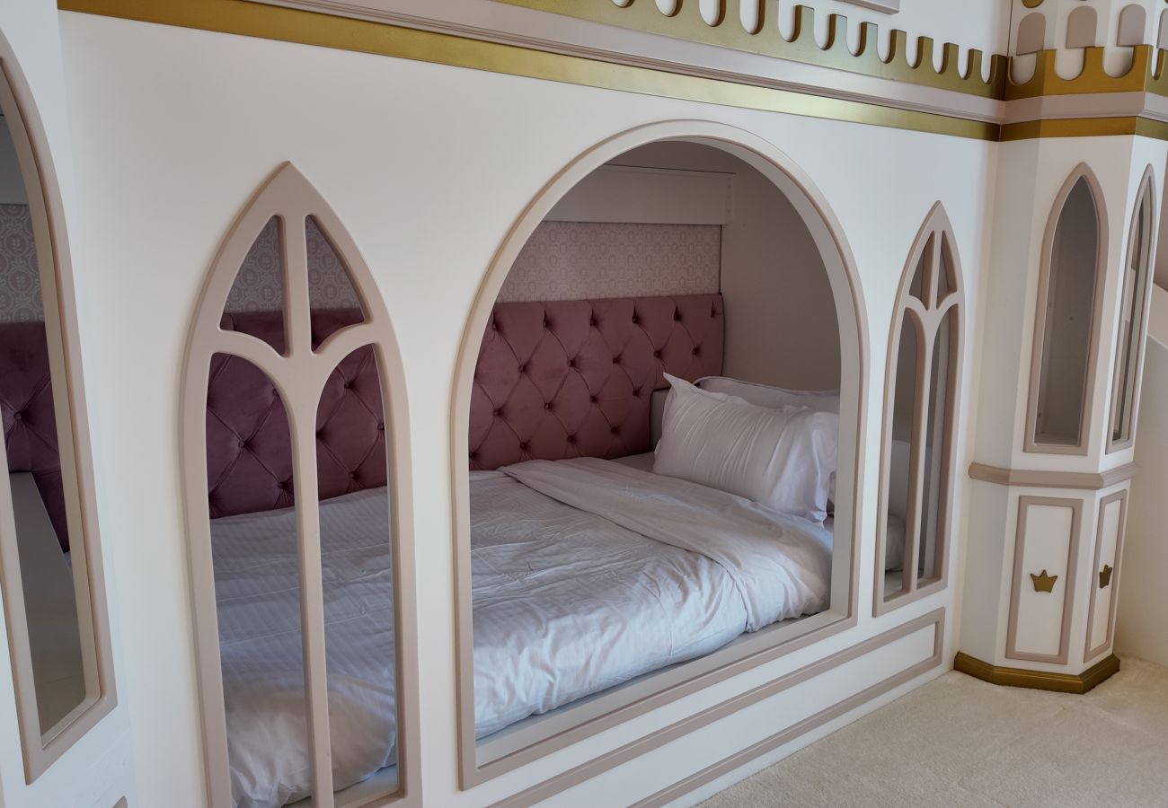 Villa in Dubai - World Class 6 BDR Villa In Signature Palm