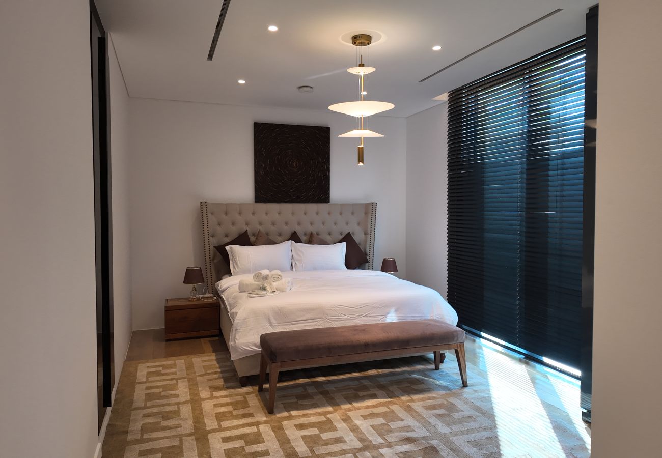 Villa in Dubai - World Class 6 BDR Villa In Signature Palm