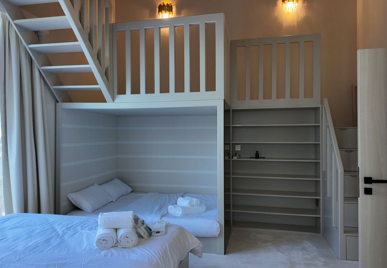 Villa in Dubai - World Class 6 BDR Villa In Signature Palm