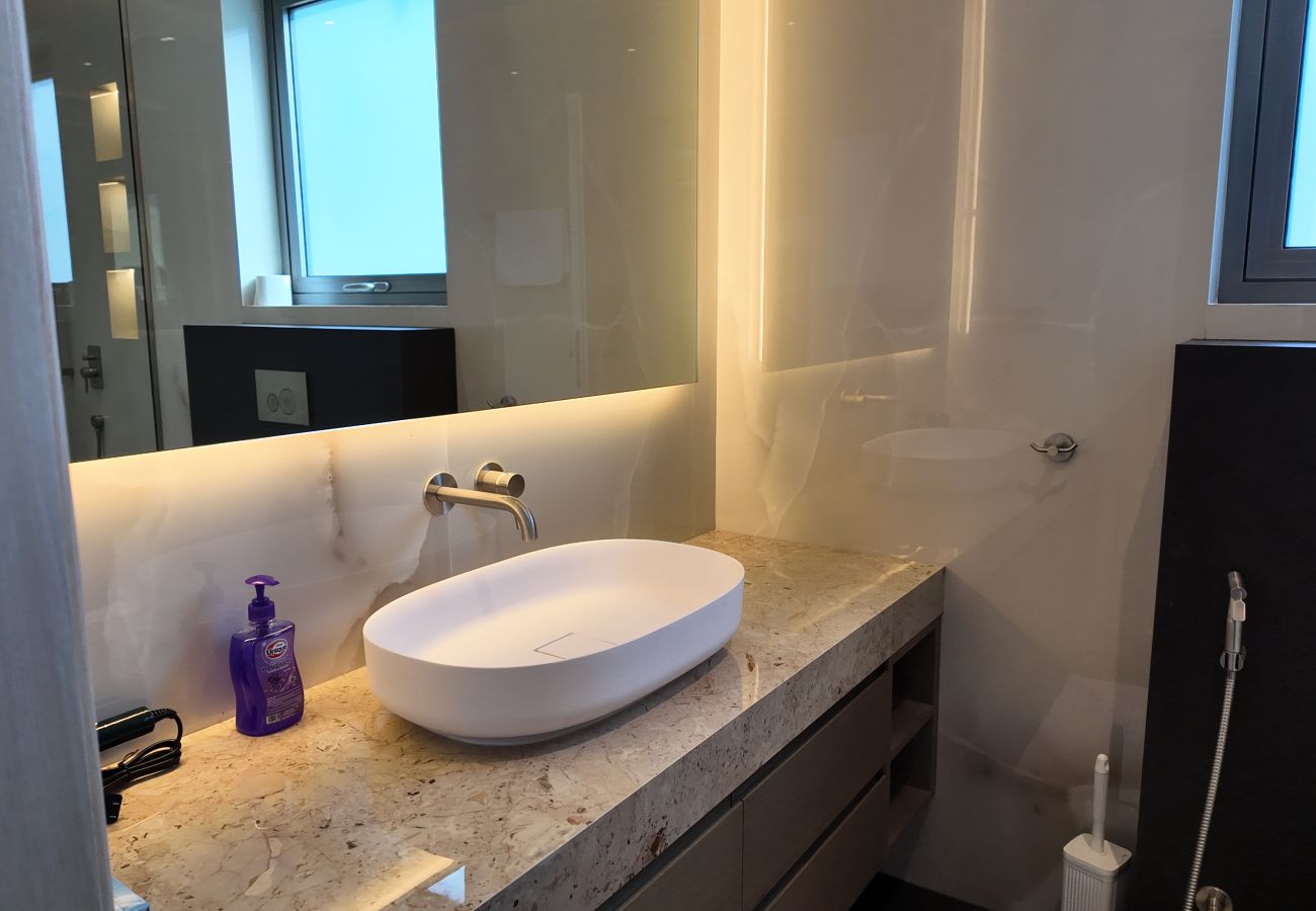 Villa in Dubai - World Class 6 BDR Villa In Signature Palm