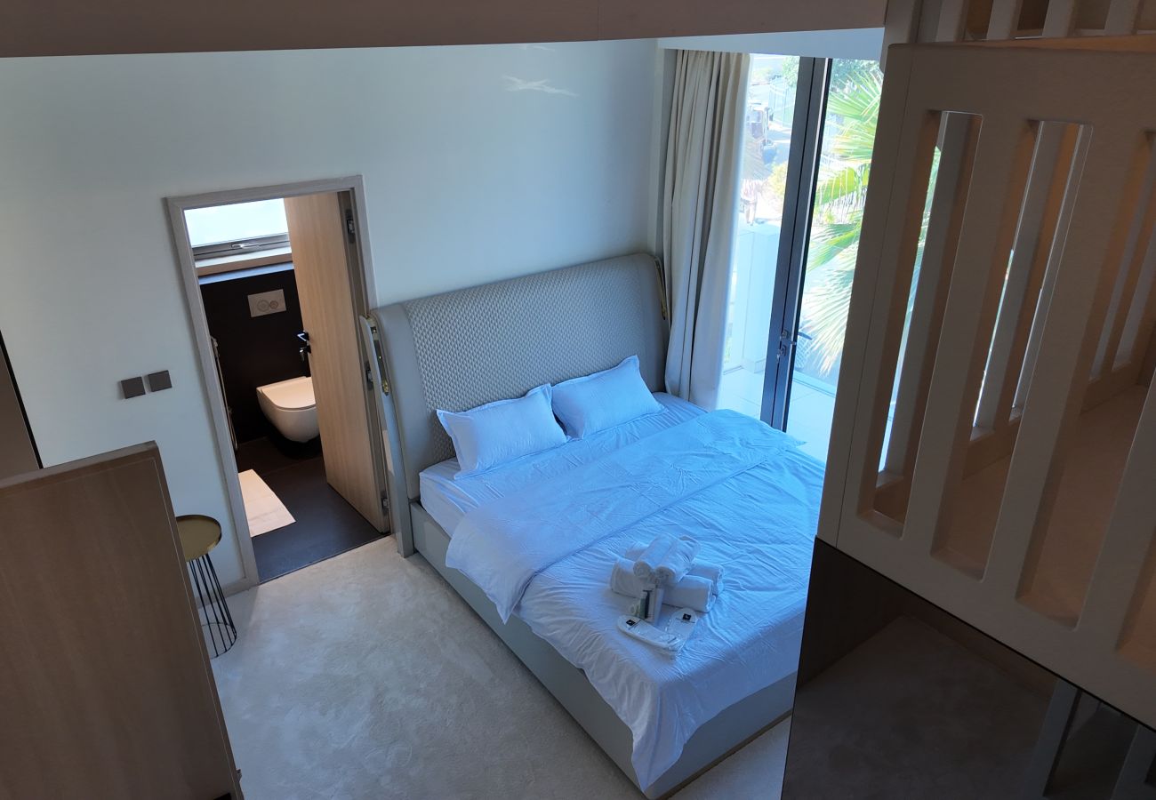 Villa in Dubai - World Class 6 BDR Villa In Signature Palm