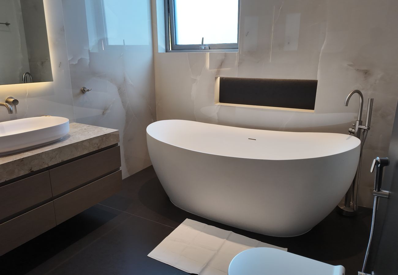 Villa in Dubai - World Class 6 BDR Villa In Signature Palm