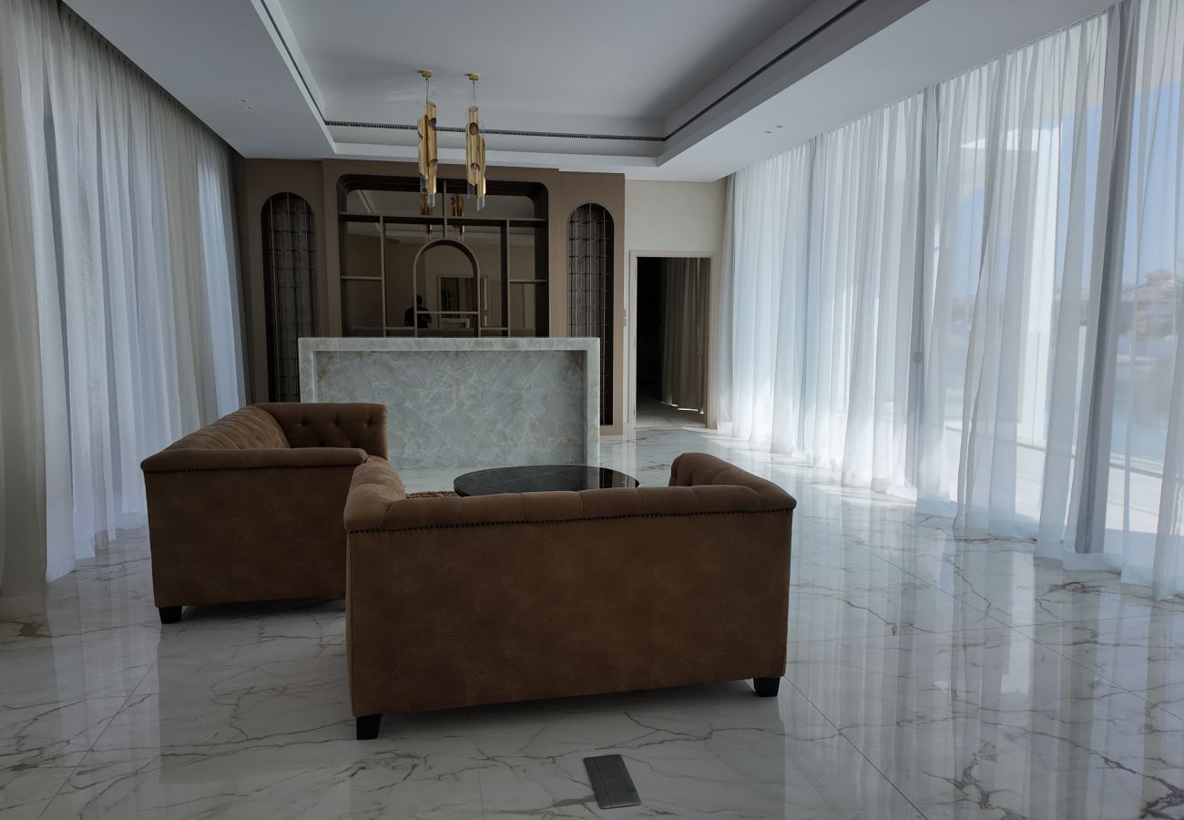 Villa in Dubai - World Class 6 BDR Villa In Signature Palm