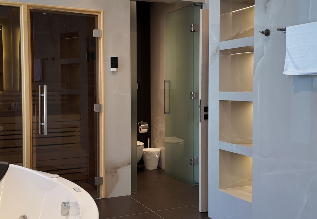 Villa in Dubai - World Class 6 BDR Villa In Signature Palm