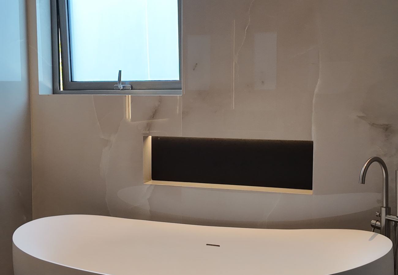 Villa in Dubai - World Class 6 BDR Villa In Signature Palm