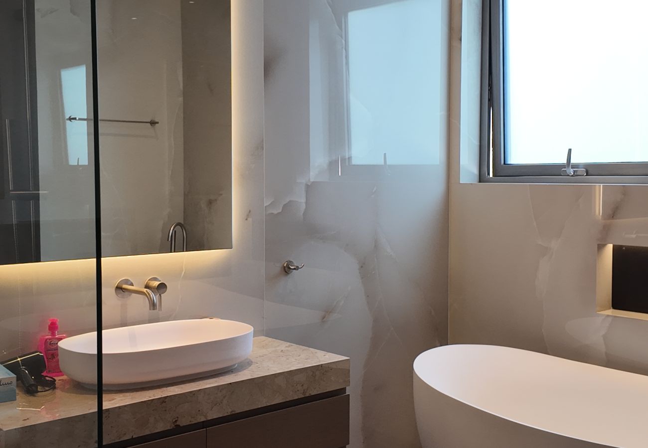 Villa in Dubai - World Class 6 BDR Villa In Signature Palm