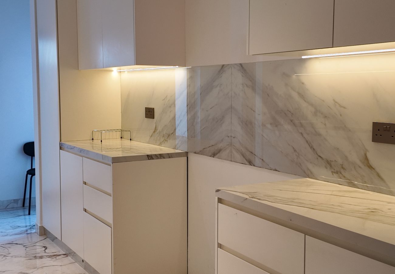 Villa in Dubai - World Class 6 BDR Villa In Signature Palm