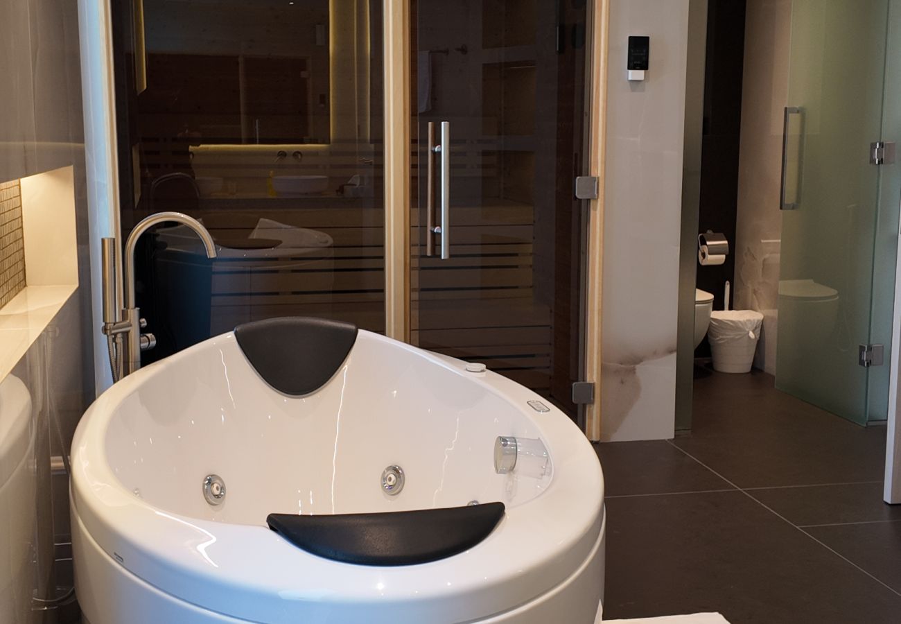 Villa in Dubai - World Class 6 BDR Villa In Signature Palm