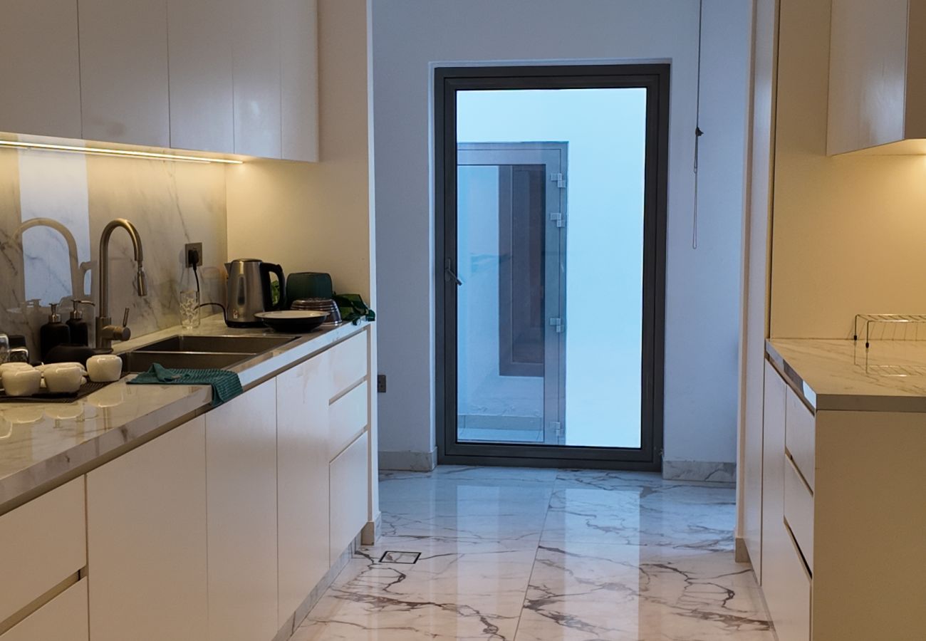 Villa in Dubai - World Class 6 BDR Villa In Signature Palm