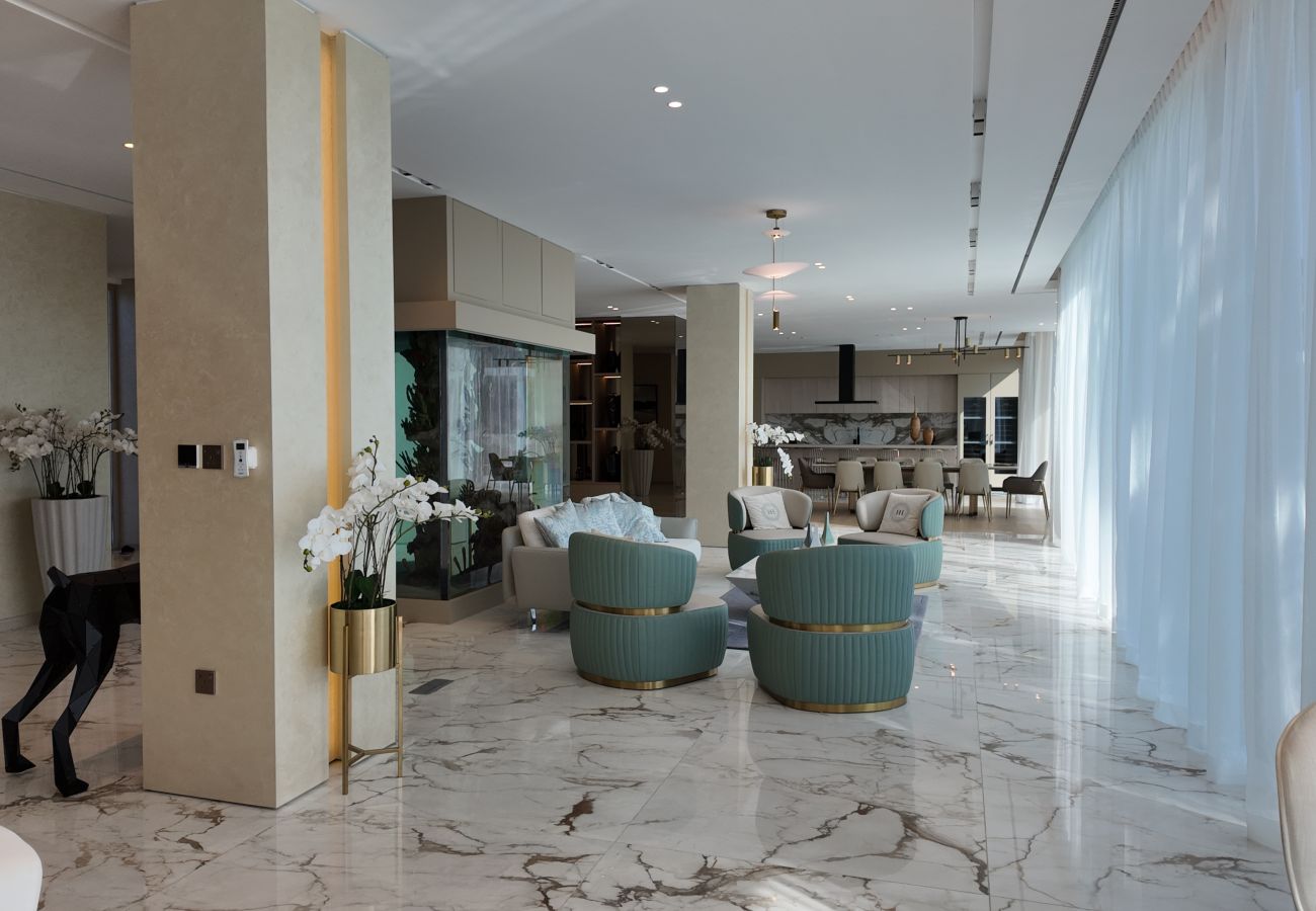 Villa in Dubai - World Class 6 BDR Villa In Signature Palm