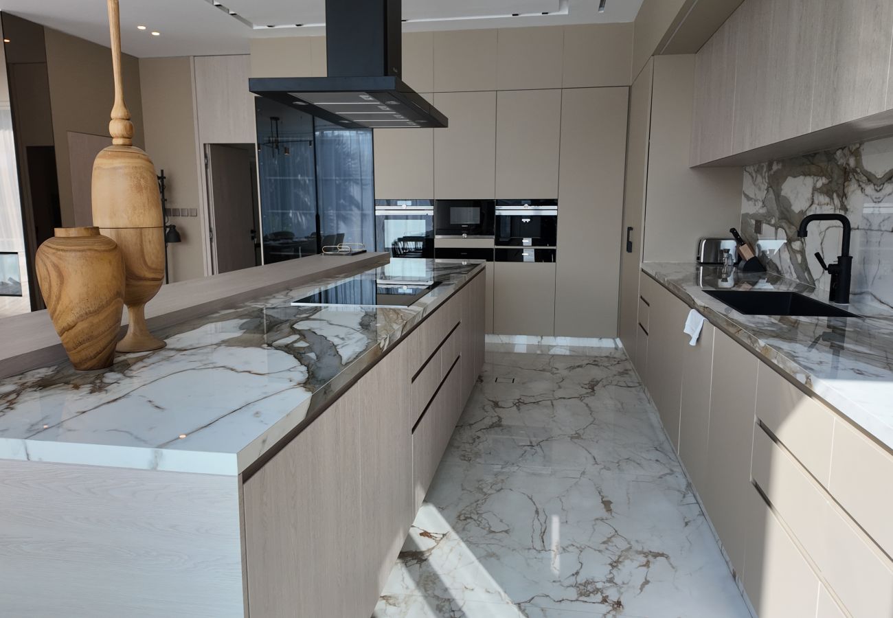 Villa in Dubai - World Class 6 BDR Villa In Signature Palm