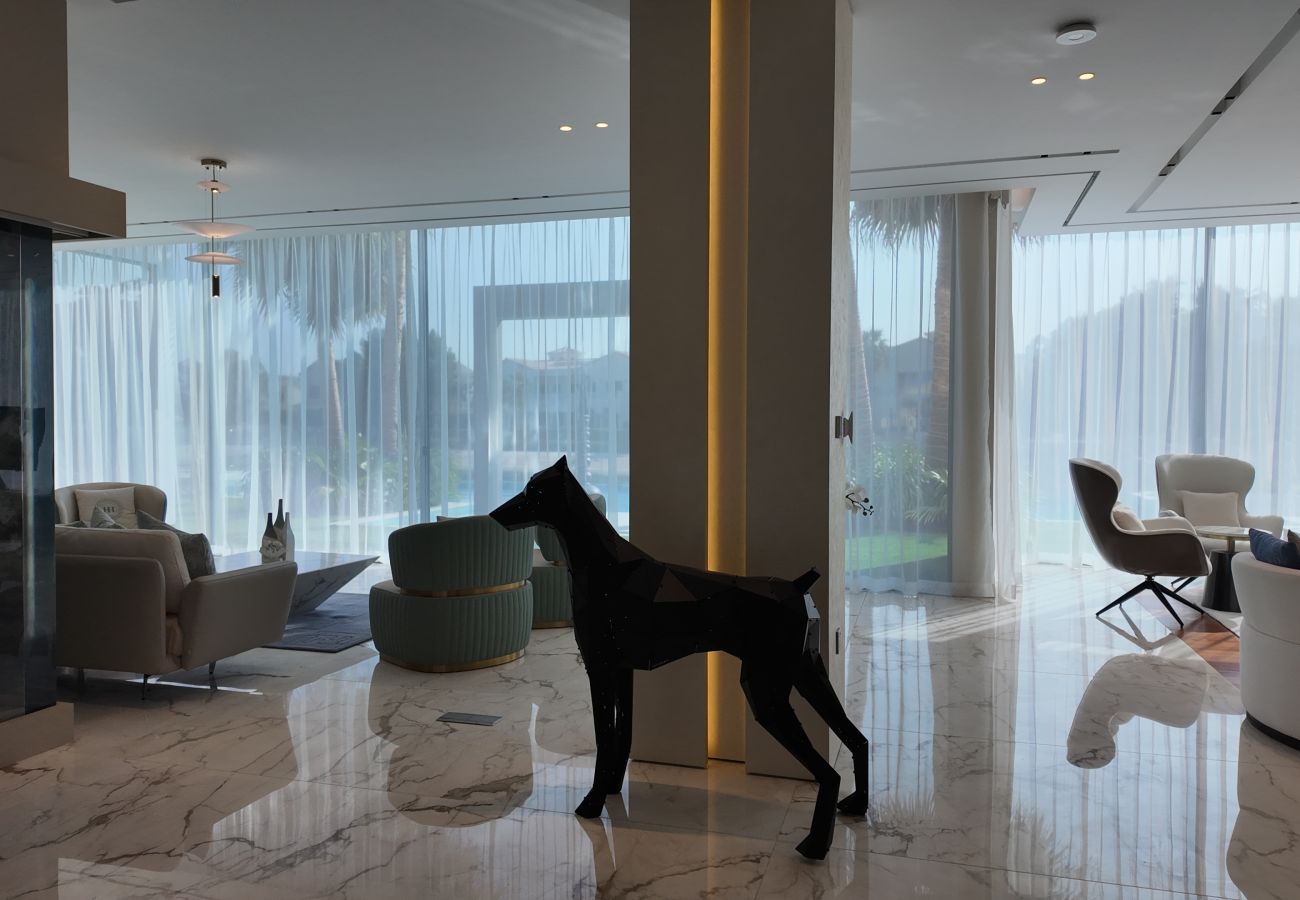 Villa in Dubai - World Class 6 BDR Villa In Signature Palm