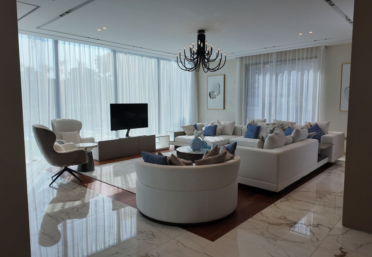 Villa in Dubai - World Class 6 BDR Villa In Signature Palm