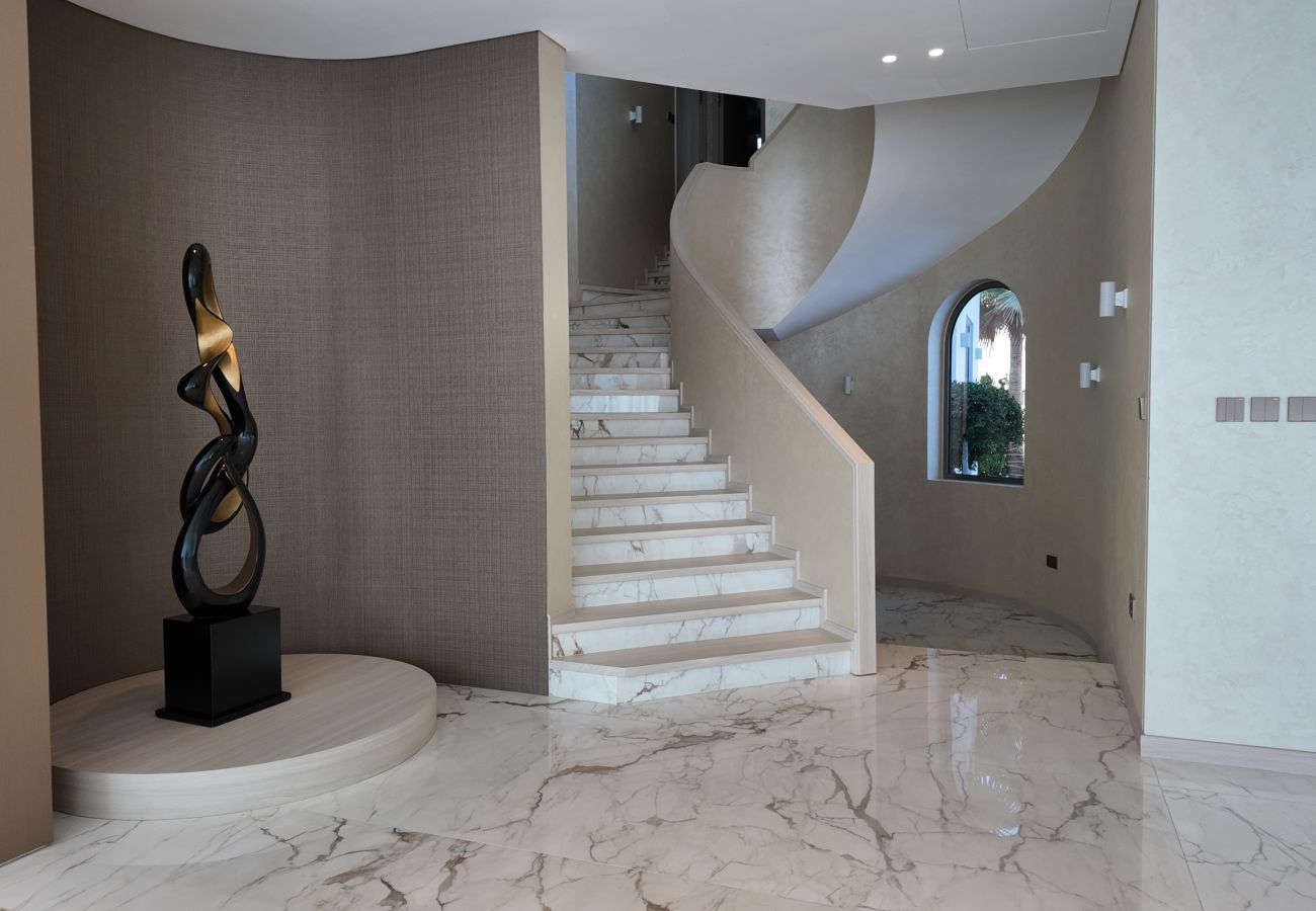 Villa in Dubai - World Class 6 BDR Villa In Signature Palm