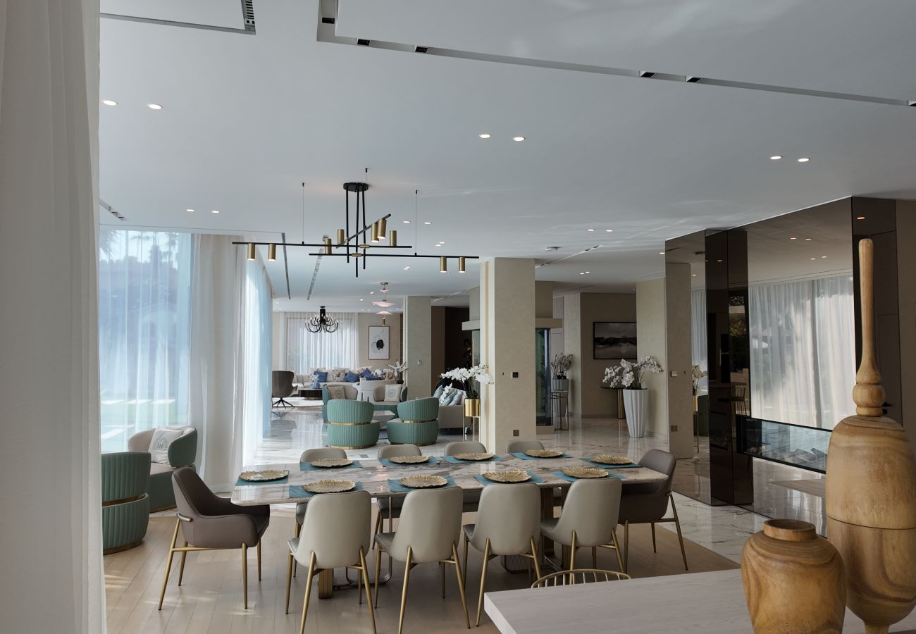 Villa in Dubai - World Class 6 BDR Villa In Signature Palm