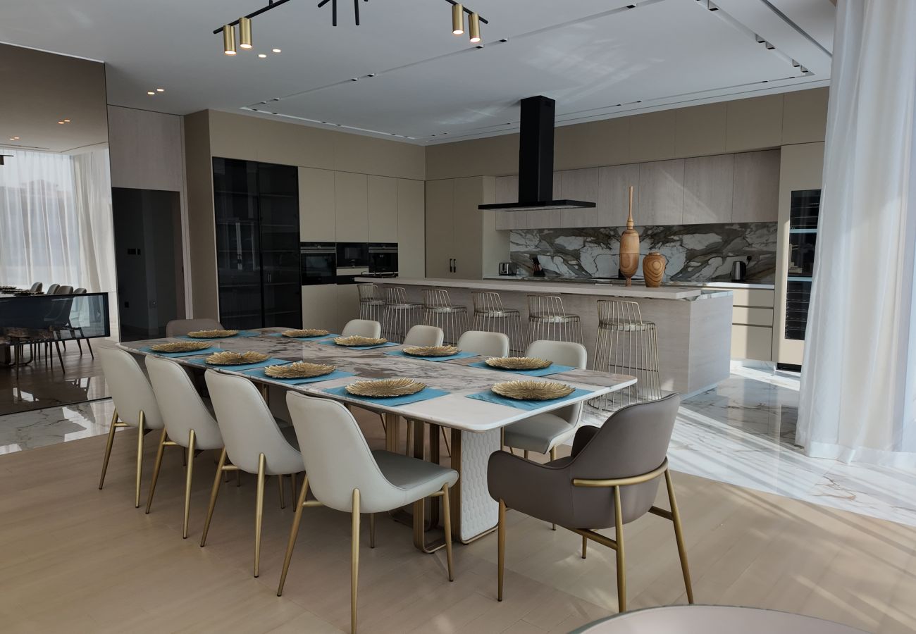 Villa in Dubai - World Class 6 BDR Villa In Signature Palm