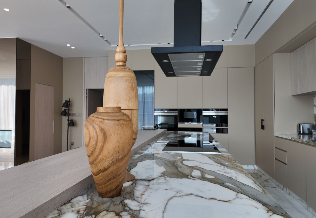 Villa in Dubai - World Class 6 BDR Villa In Signature Palm