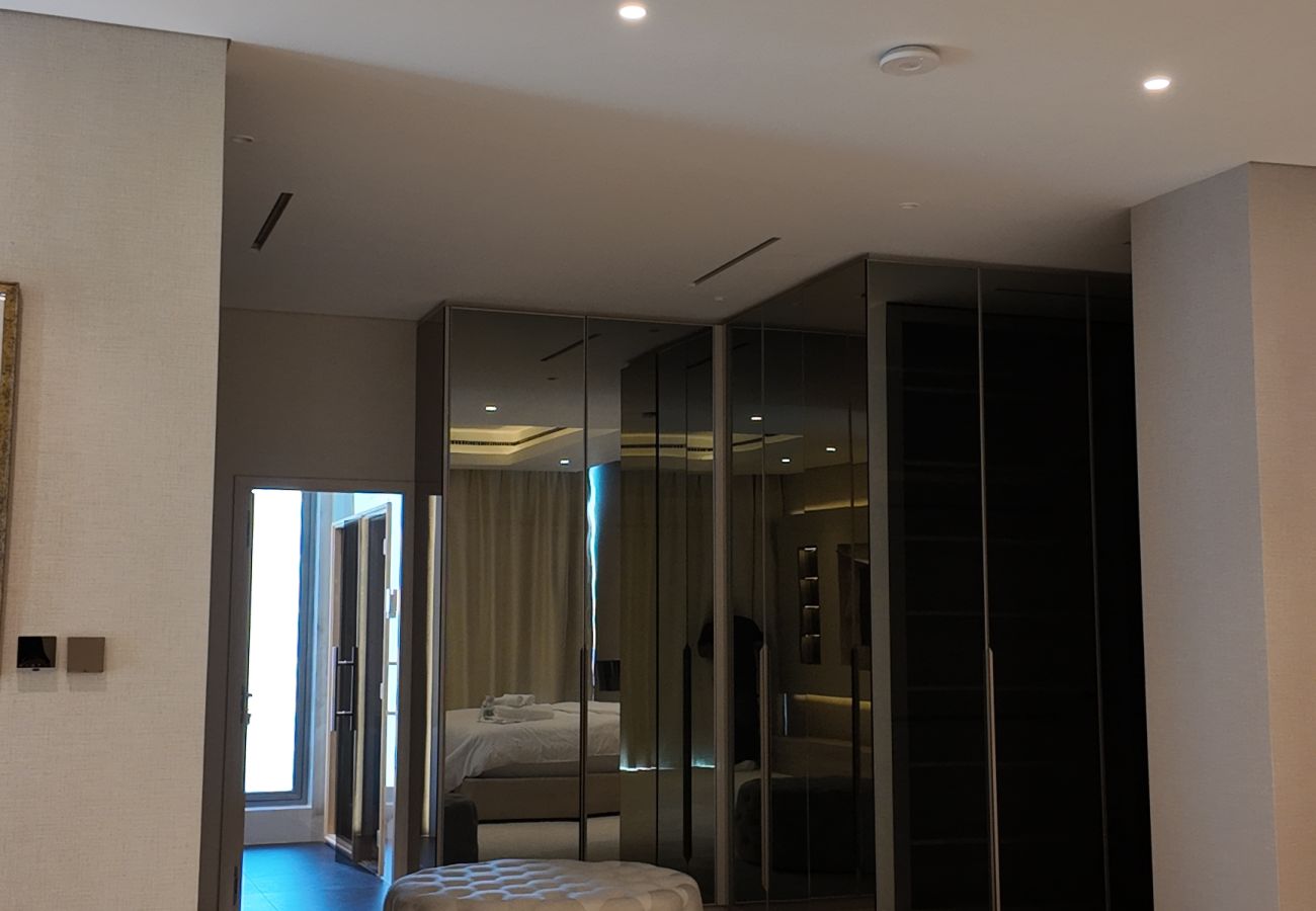 Villa in Dubai - World Class 6 BDR Villa In Signature Palm