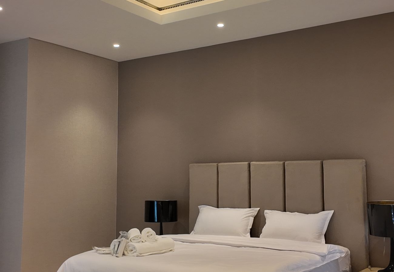 Villa in Dubai - World Class 6 BDR Villa In Signature Palm