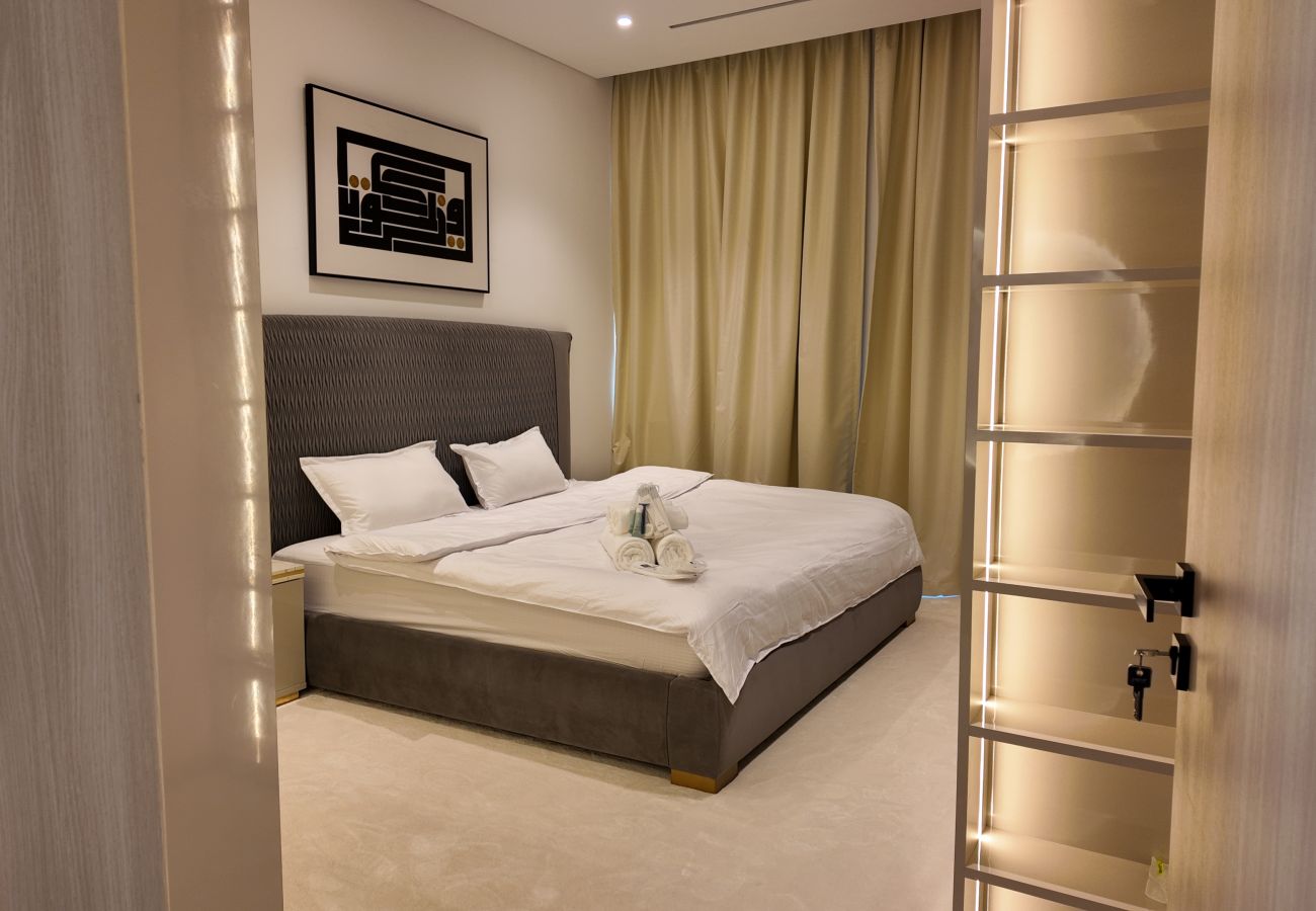 Villa in Dubai - World Class 6 BDR Villa In Signature Palm