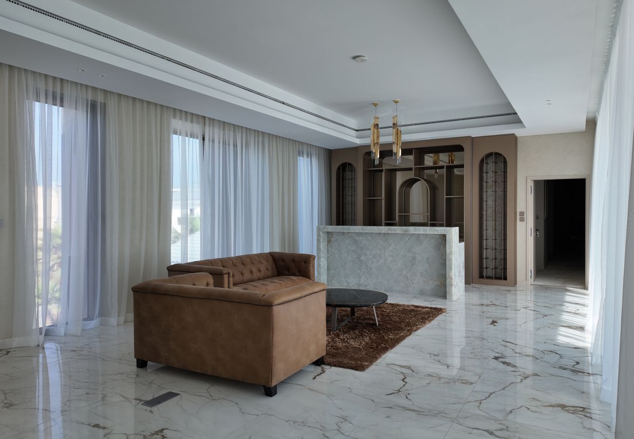 Villa in Dubai - World Class 6 BDR Villa In Signature Palm