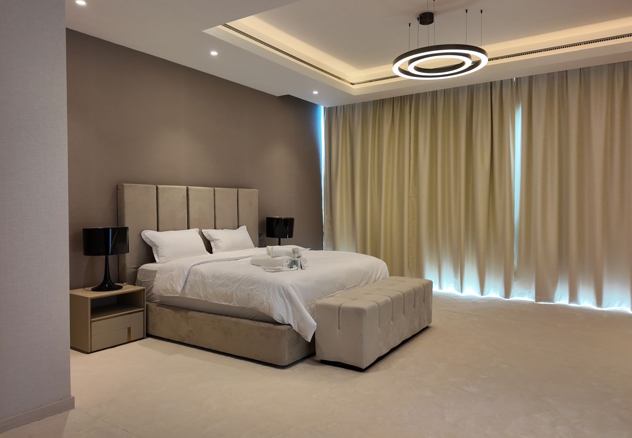 Villa in Dubai - World Class 6 BDR Villa In Signature Palm