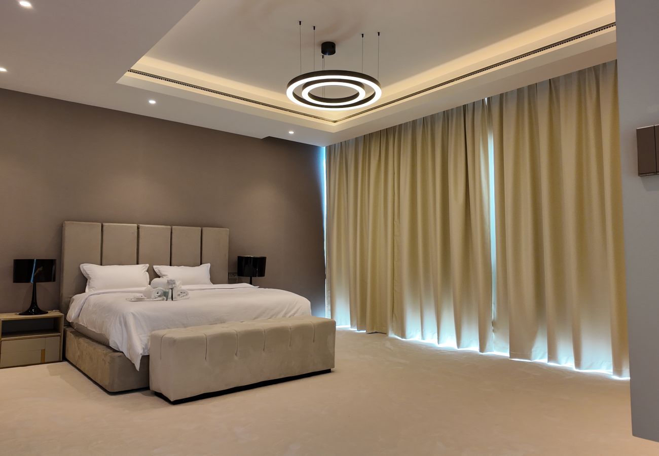 Villa in Dubai - World Class 6 BDR Villa In Signature Palm