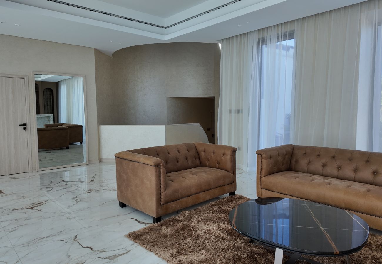 Villa in Dubai - World Class 6 BDR Villa In Signature Palm