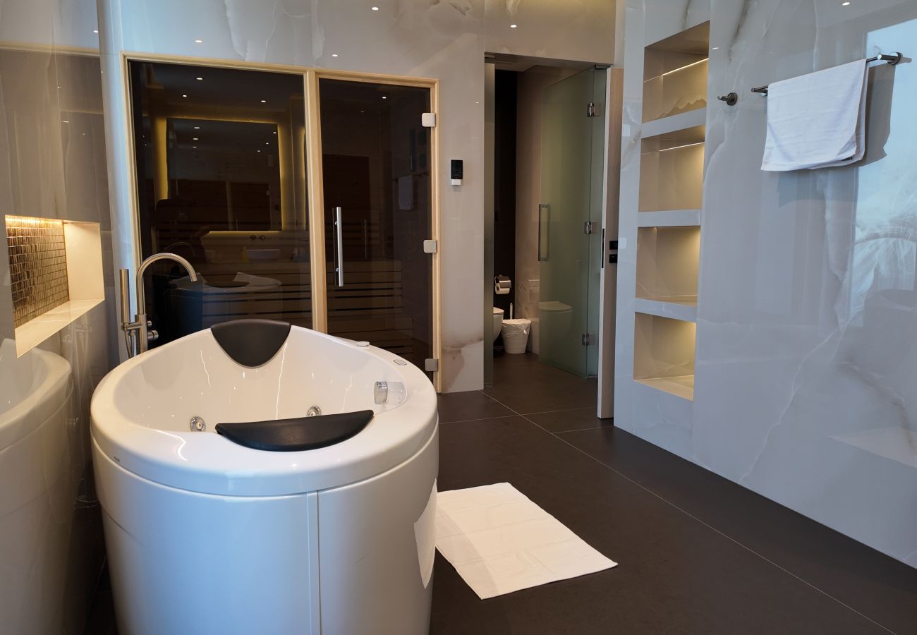 Villa in Dubai - World Class 6 BDR Villa In Signature Palm