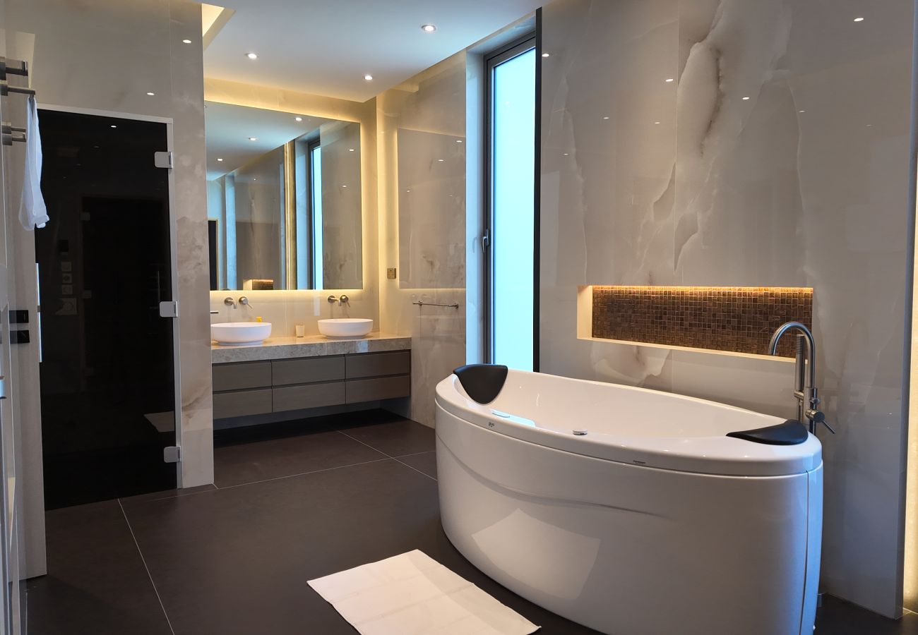 Villa in Dubai - World Class 6 BDR Villa In Signature Palm