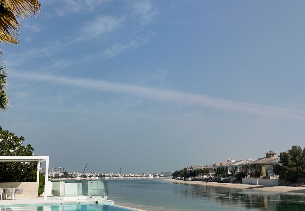 Villa in Dubai - World Class 6 BDR Villa In Signature Palm