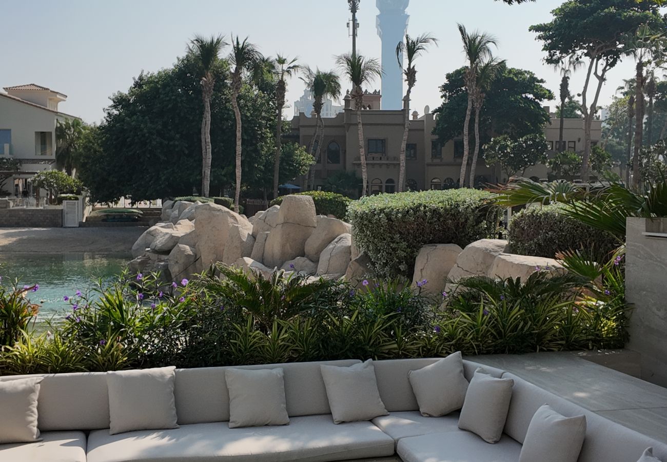 Villa in Dubai - World Class 6 BDR Villa In Signature Palm