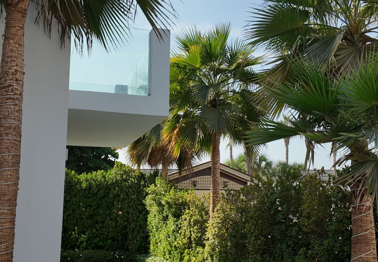 Villa in Dubai - World Class 6 BDR Villa In Signature Palm