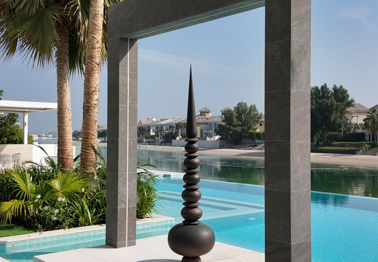 Villa in Dubai - World Class 6 BDR Villa In Signature Palm