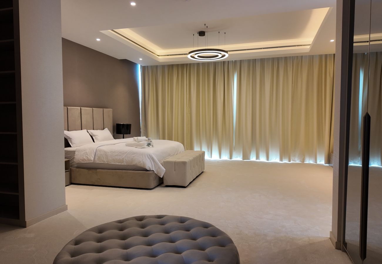 Villa in Dubai - World Class 6 BDR Villa In Signature Palm