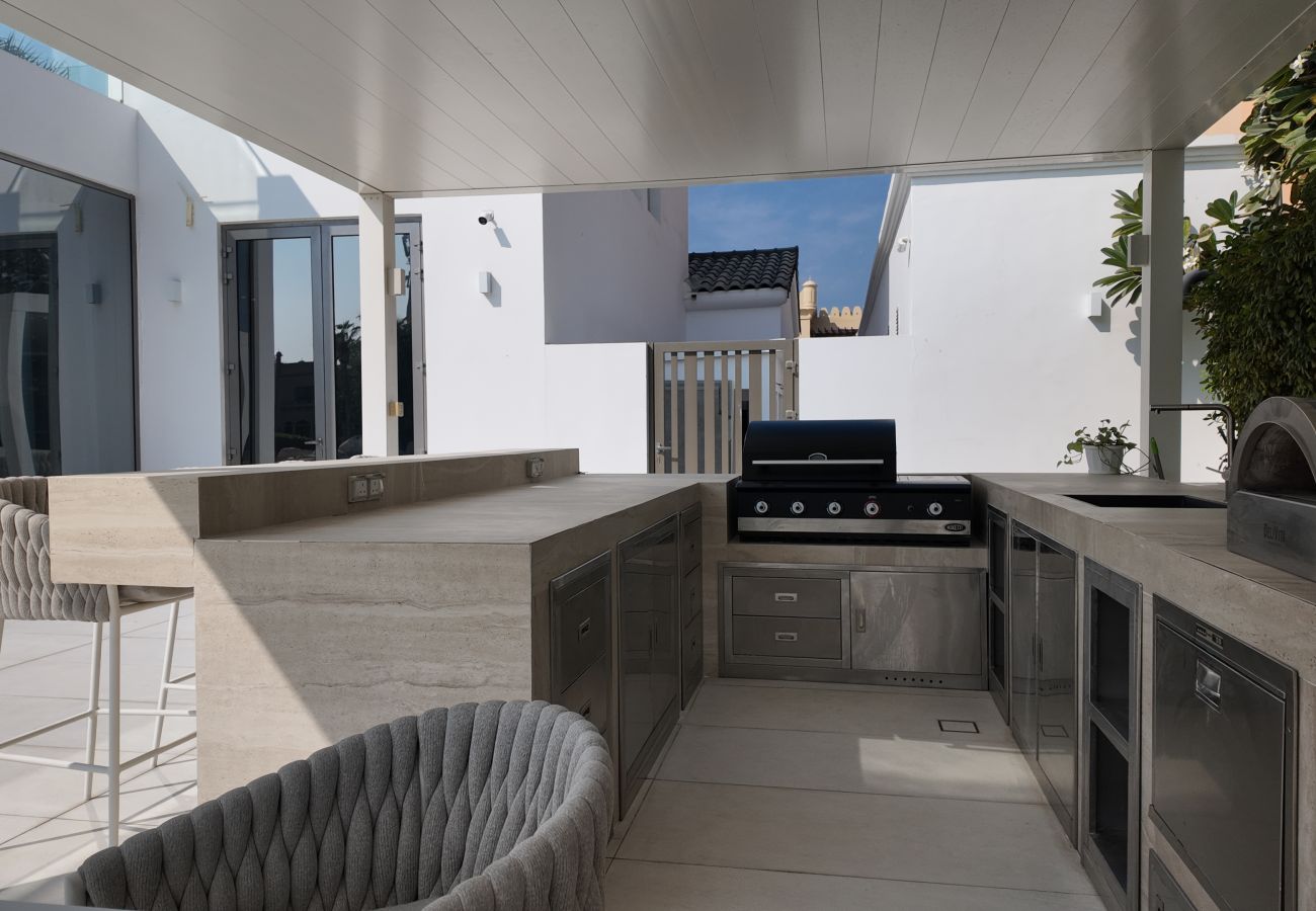 Villa in Dubai - World Class 6 BDR Villa In Signature Palm