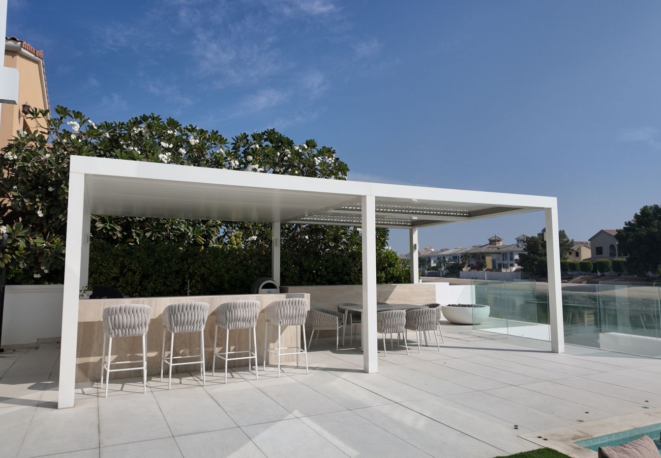 Villa in Dubai - World Class 6 BDR Villa In Signature Palm