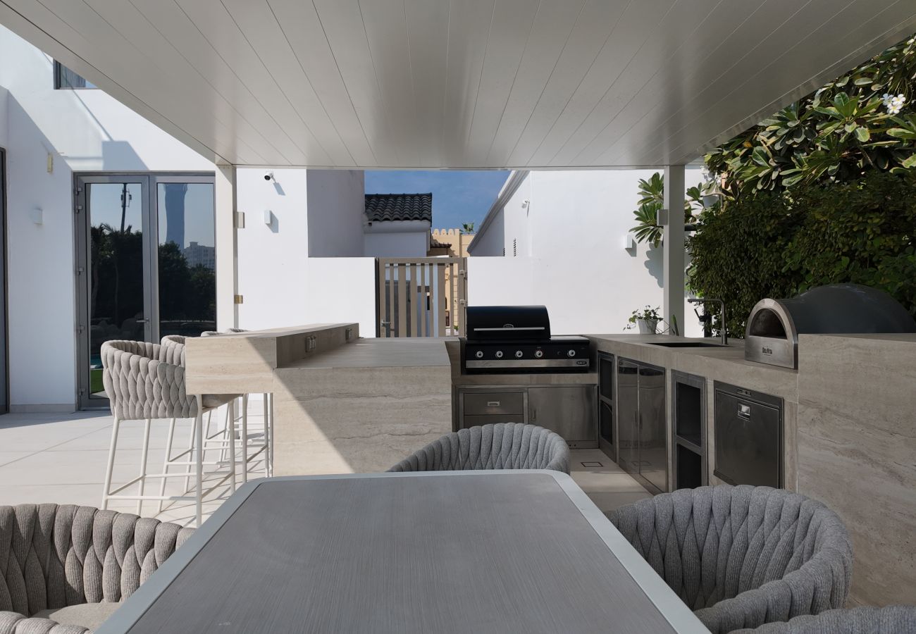 Villa in Dubai - World Class 6 BDR Villa In Signature Palm