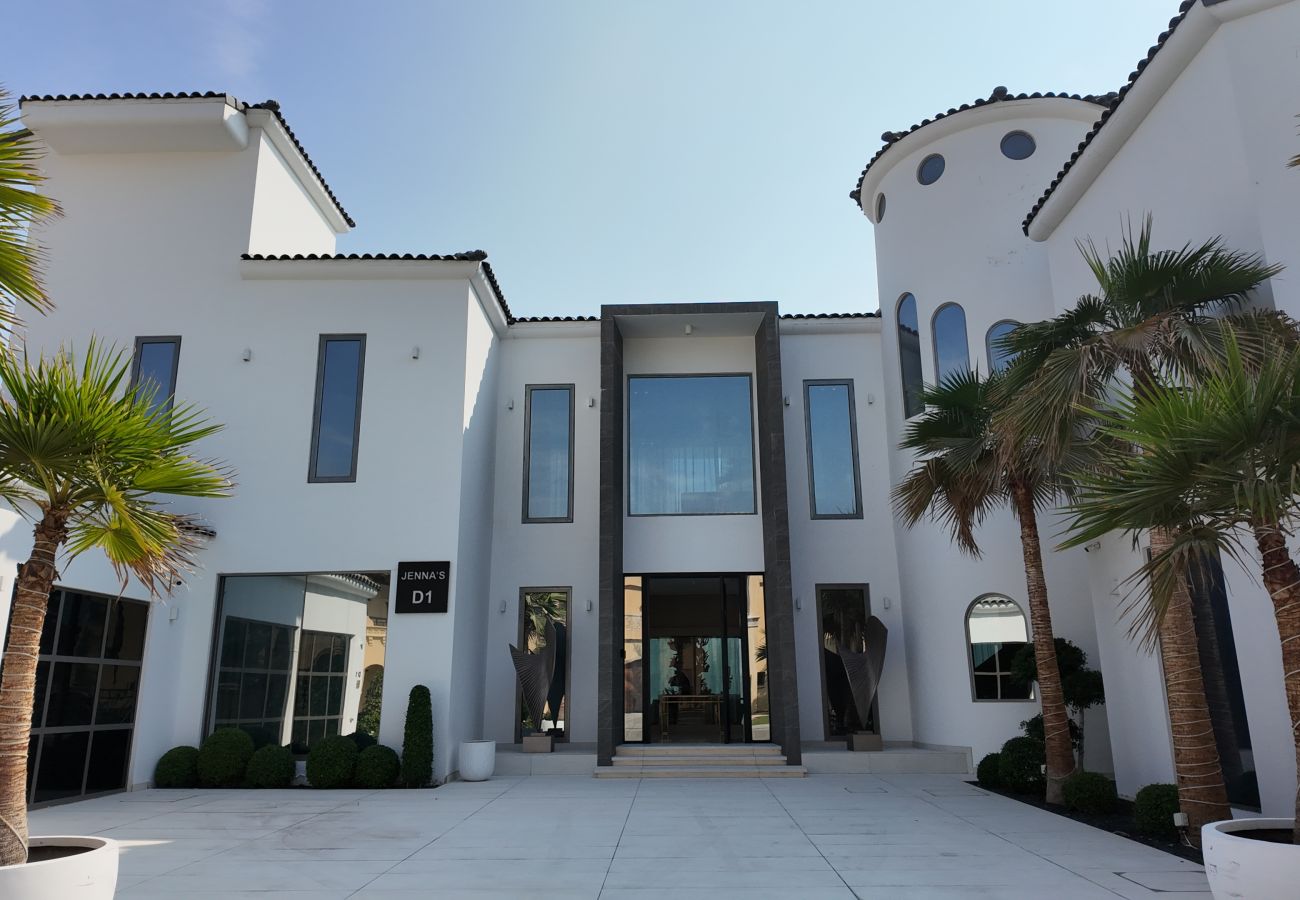 Villa in Dubai - World Class 6 BDR Villa In Signature Palm