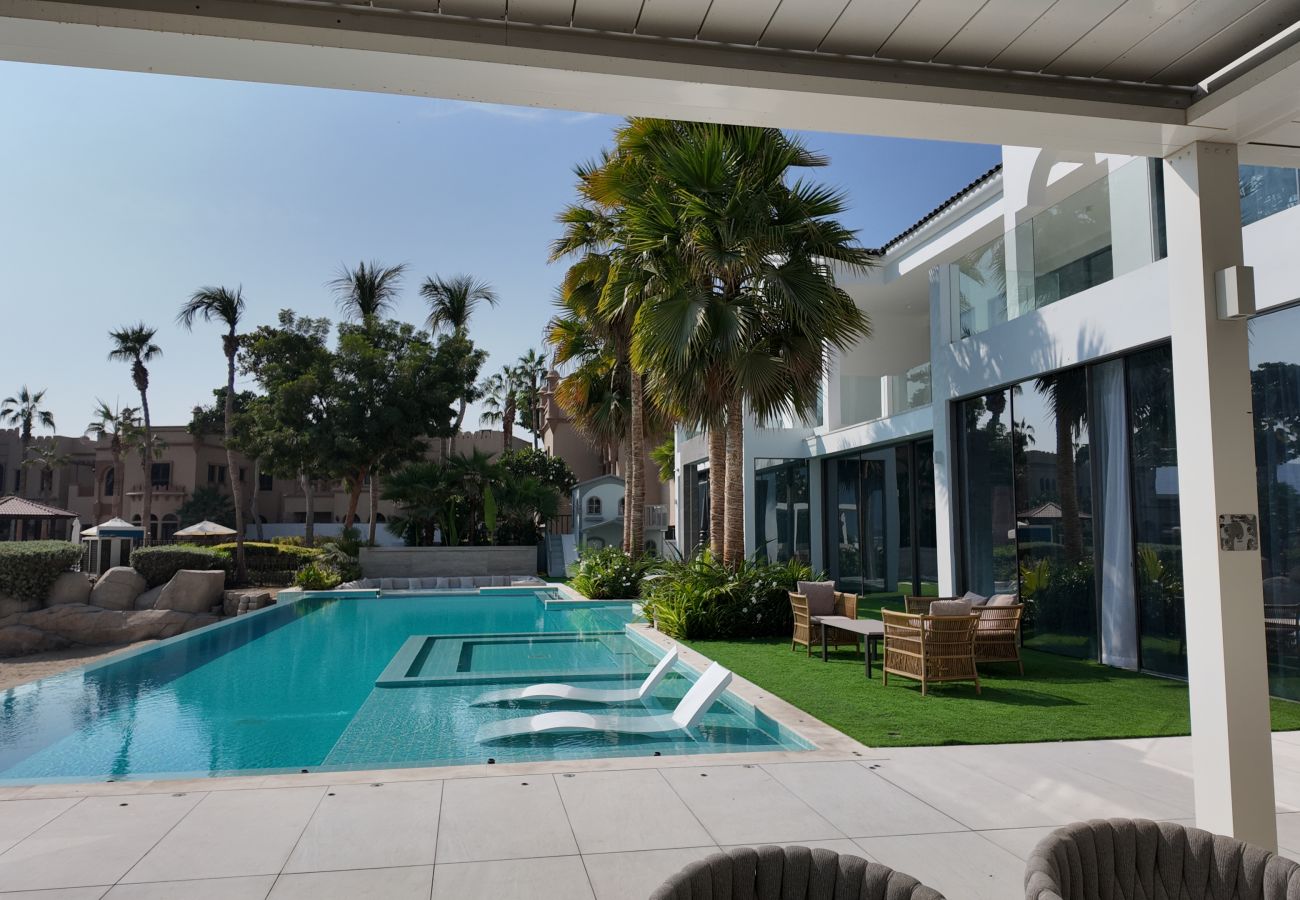 Villa in Dubai - World Class 6 BDR Villa In Signature Palm