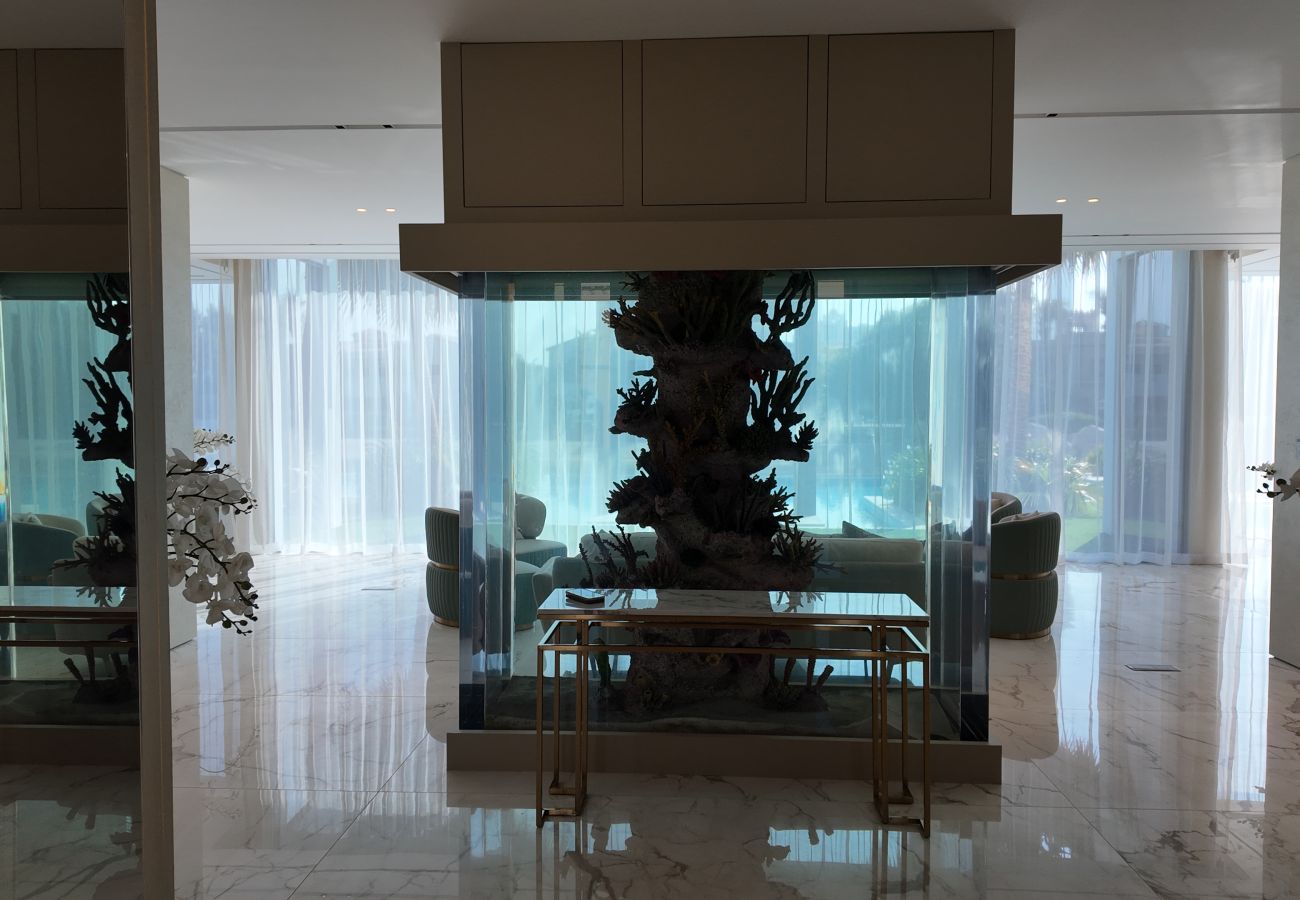 Villa in Dubai - World Class 6 BDR Villa In Signature Palm