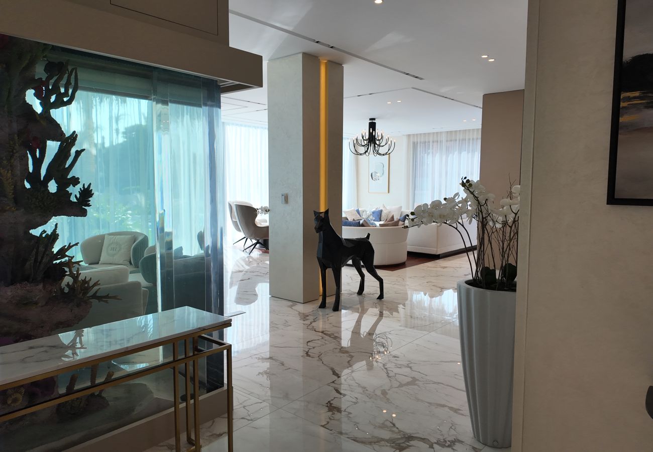 Villa in Dubai - World Class 6 BDR Villa In Signature Palm