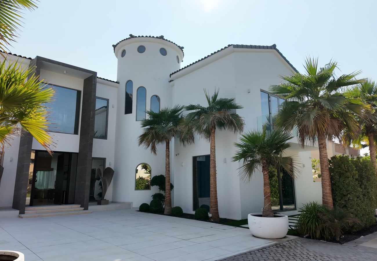 Villa in Dubai - World Class 6 BDR Villa In Signature Palm