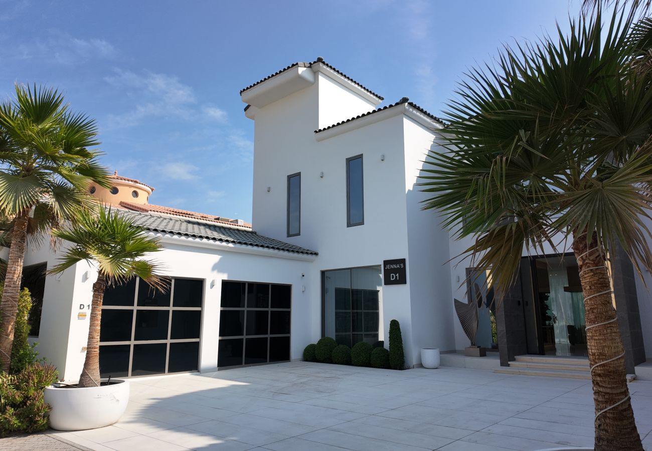 Villa in Dubai - World Class 6 BDR Villa In Signature Palm