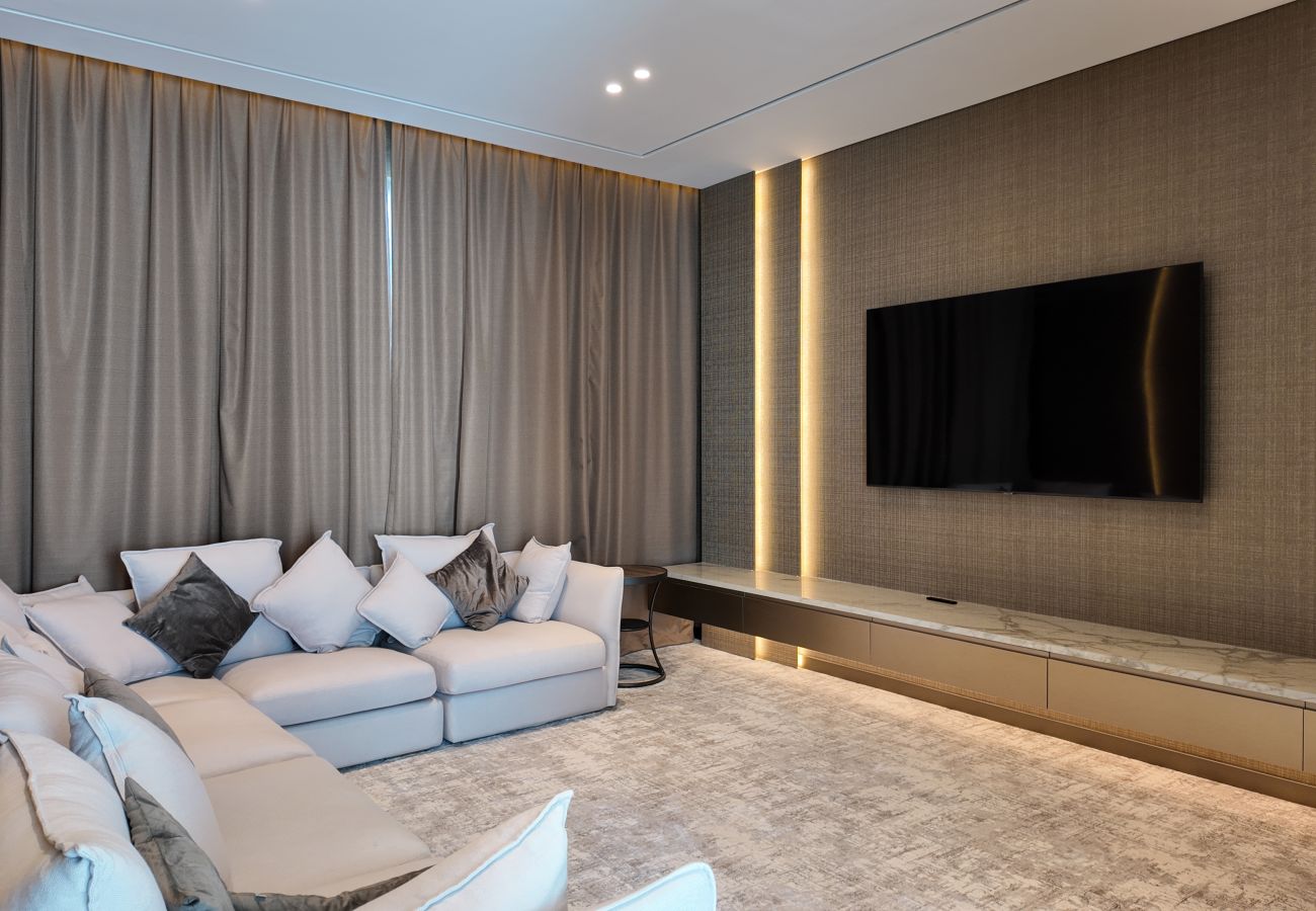 Villa in Dubai - World Class 6 BDR Villa In Signature Palm