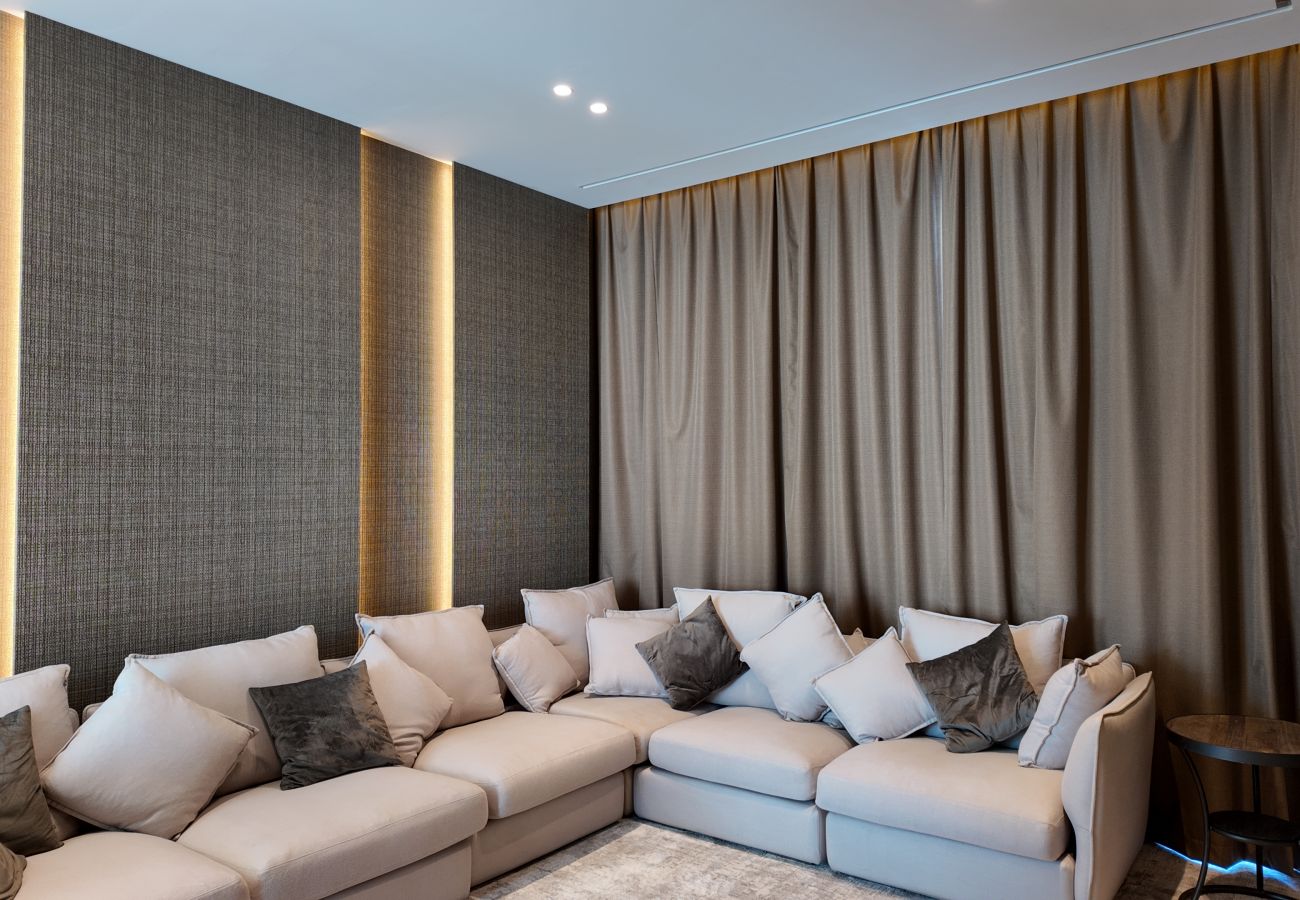 Villa in Dubai - World Class 6 BDR Villa In Signature Palm