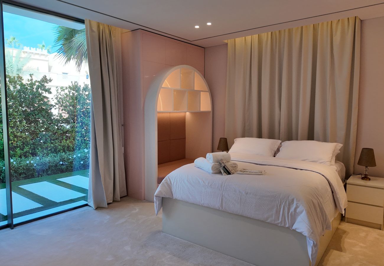 Villa in Dubai - World Class 6 BDR Villa In Signature Palm